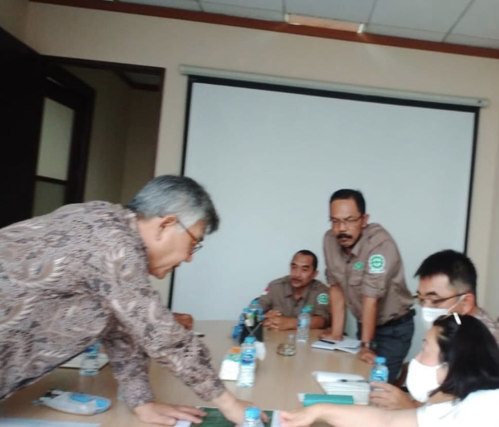 インドネシアで会議中の画像